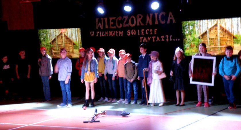 Wieczornica w SP17 w filmowym klimacie