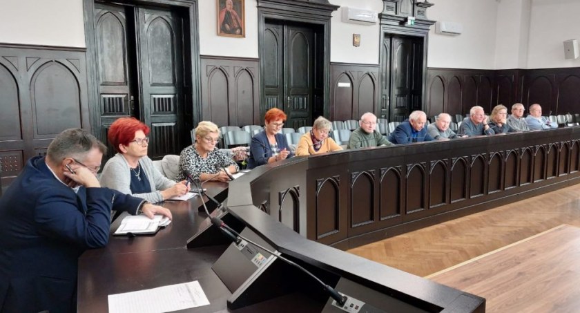 Seniorzy podsumowali rok 2022. Zabrakło informacji o pracy u podstaw?