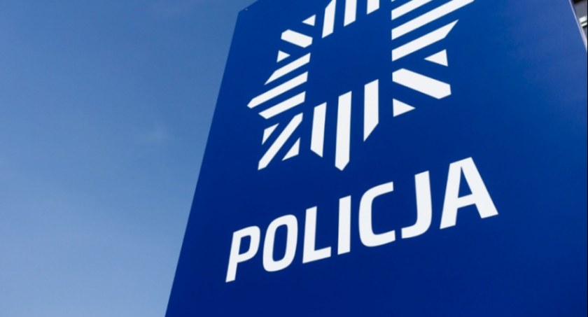 Zniszczył siekierą drzwi i samochód, znieważył policjantów