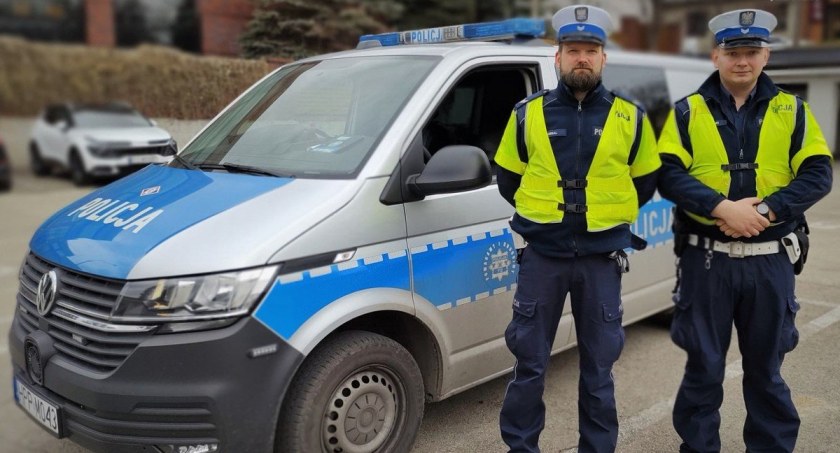 Policjanci eskortowali do szpitala rodzącą kobietę