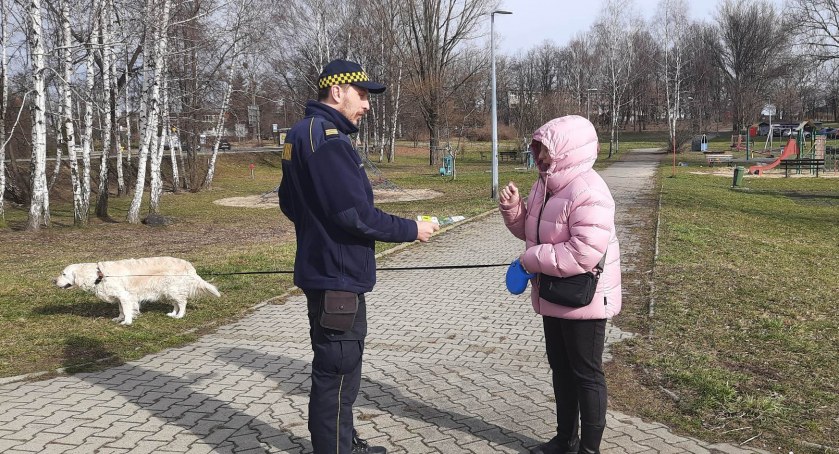 Straż miejska przypomina: Twój pies, Twoja kupa. Wchodzisz w to?