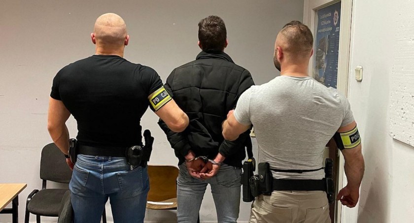Schował się przed policjantami pod foodtruckiem