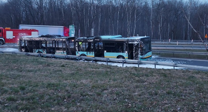 Pożar autobusu na zjeździe z A4 na S1 w Mysłowicach