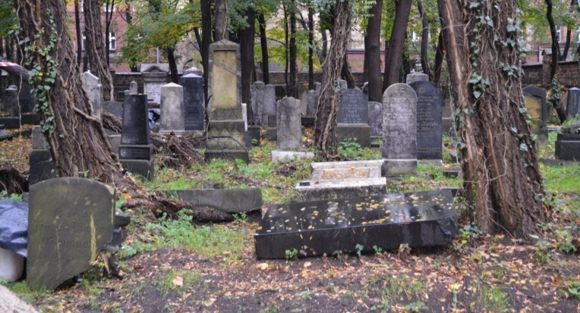 Wiosenne porządki na cmentarzu żydowskim. Dołącz i poznaj historię mysłowickiego kirkutu