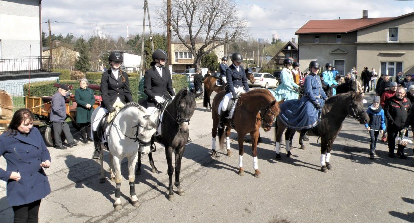 Wielka Sobota w Dziećkowicach z orszakiem amazonek i motocyklistów