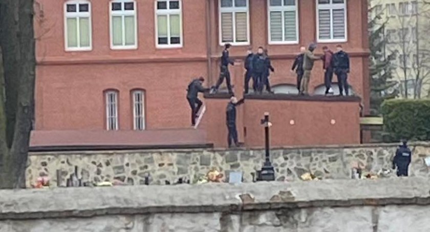 Wszedł na dach parafii. Interweniowała policja