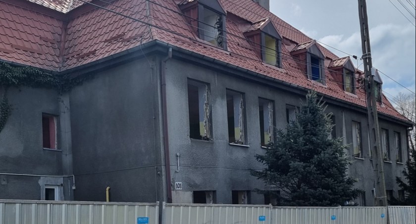 Wyburzają starą szkołę na Laryszu