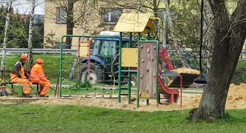 Trwa wymiana piasku w miejskich piaskownicach