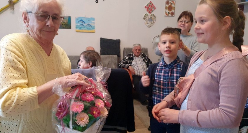 Uczniowie SP9 odwiedzili seniorów
