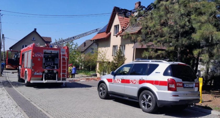 Na ul. Janowskiej palił się dach domu jednorodzinnego