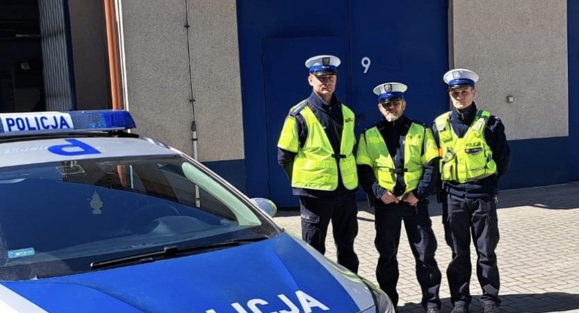 Policjanci ewakuowali mieszkańców z płonącego domu