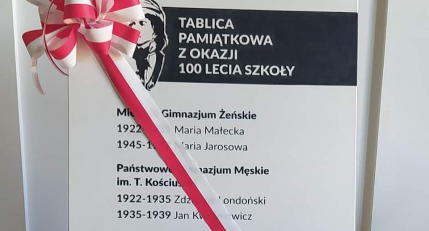 Zapomniana tablica zawiśnie na elewacji szkoły