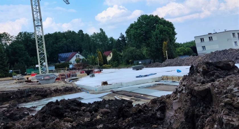 Nowa szkoła na Laryszu pnie się w górę