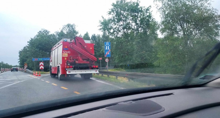 TIR wjechał w bariery. Kierowca ukarany mandatem