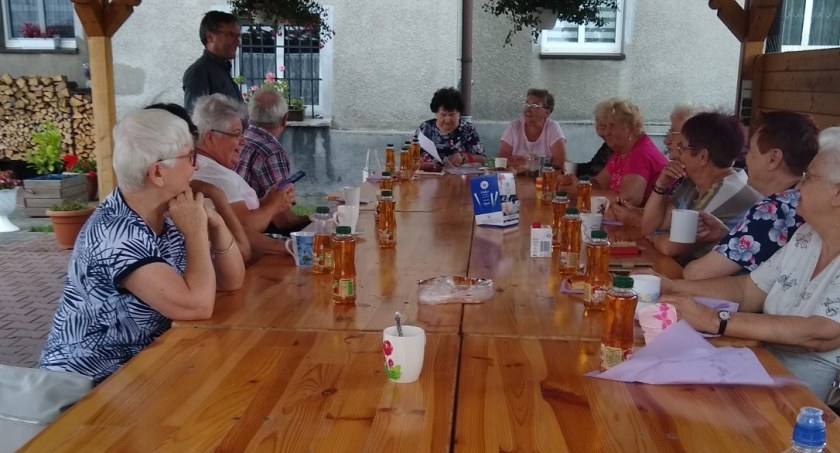 Seniorzy spotkali się w farskich ogrodach