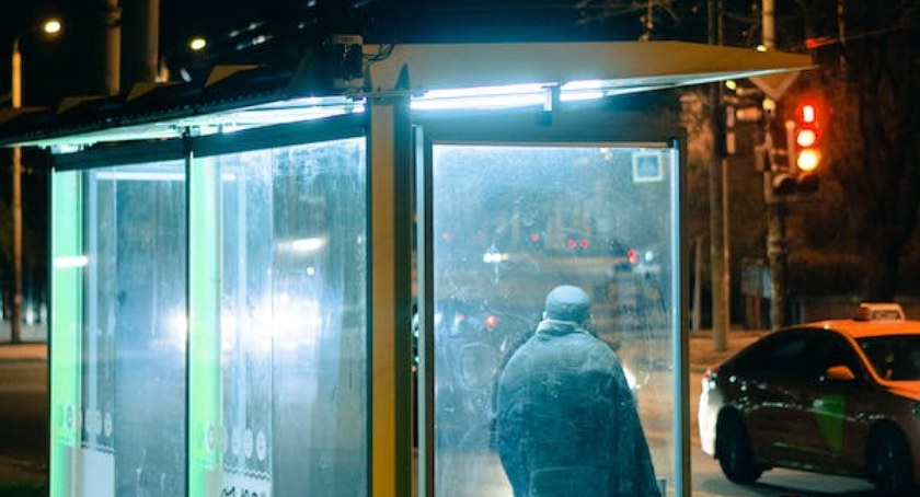 Dla zabawy rzucił kamieniem w wiatę przystanku