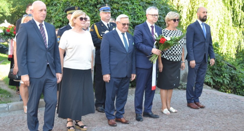 Złożyli kwiaty w miejscach pamięci narodowej