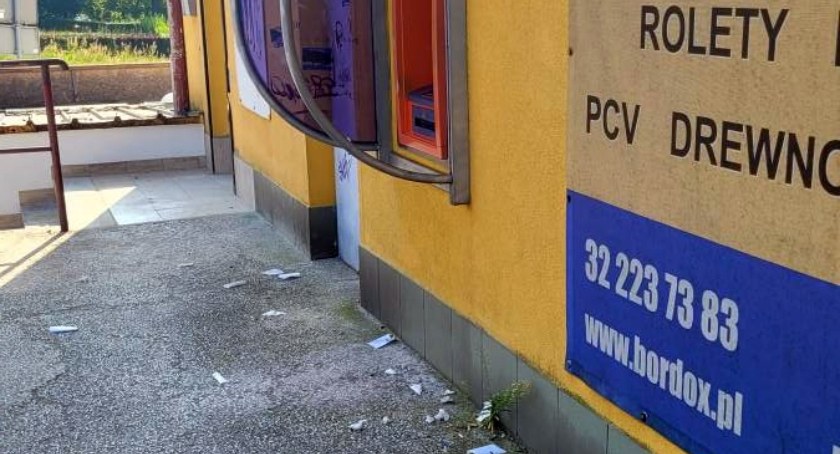 Wydruki lądują na chodniku, bo brakuje kosza na śmieci