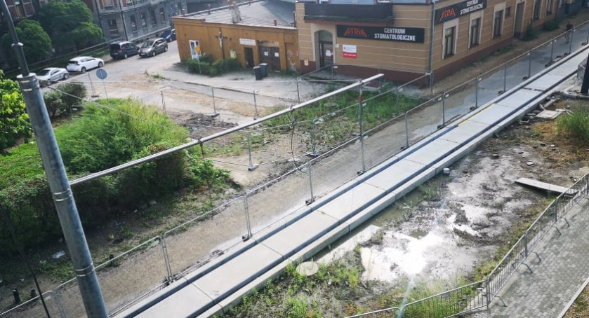 Plac budowy na Bytomskiej - po deszczu nie da się przejść