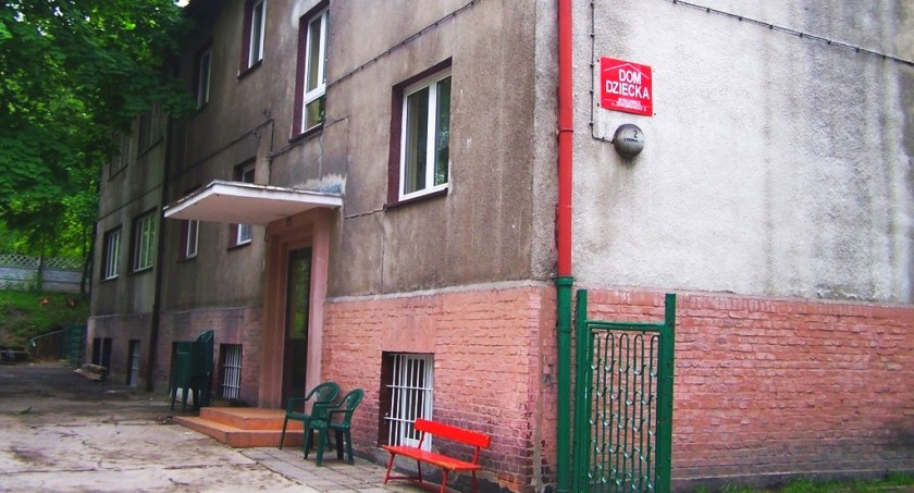 Przyjechała do domu dziecka, żeby oddać swoje dzieci
