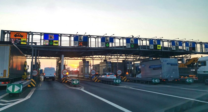 Nietrzeźwy kierowca staranował bramki na A4
