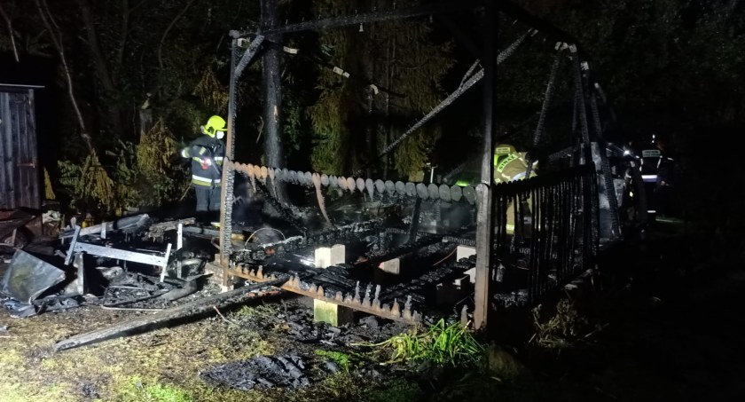 Nocy pożar altany i przyczepy kempingowej