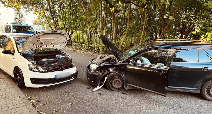 Zderzyły się dwie osobówki. Jedna osoba trafiła do szpitala