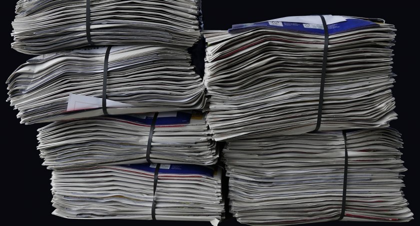 Prywatną gazetę kolportują miejscy urzędnicy. To jeden z ich obowiązków służbowych