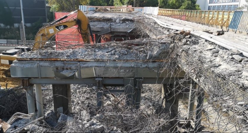 W Kosztowach trwa rozbiórka wiaduktu nad S1 [zdjęcia]