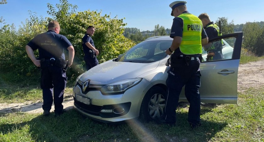 Sokiści natrafili na porzucony samochód. Okazało się, że jest kradziony