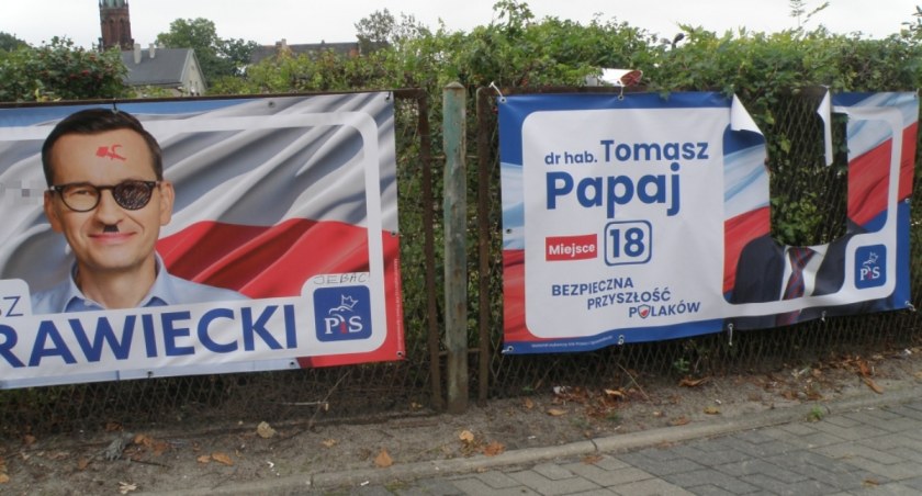 Przybywa bannerów wyborczych i zniszczeń