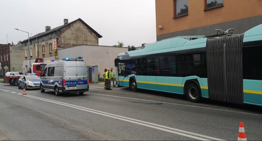Autobus wjechał w przystanek, poszkodowane jest dziecko