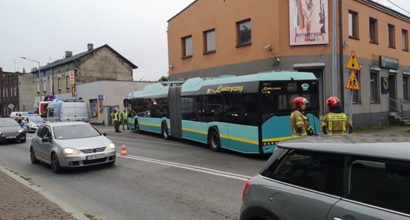 Autobus potrącił 28-letnią kobietę oraz dwójkę jej dzieci