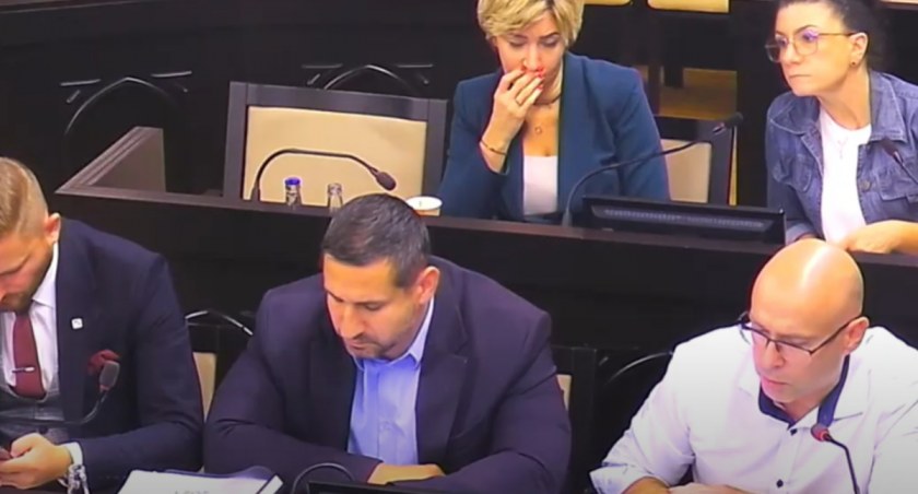 Brakuje 13 mln zł na wypłaty dla nauczycieli. Sesja rady miasta przerwana