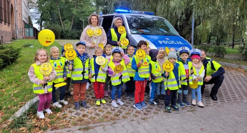 Przedszkolaki i policjanci rozdawali uśmiechy kierowcom