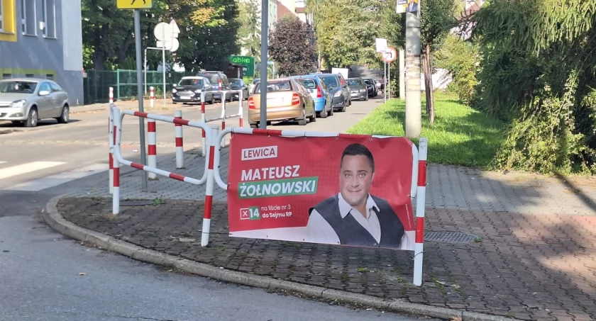 Baner wyborczy przy skrzyżowaniu. Interweniowali mieszkańcy
