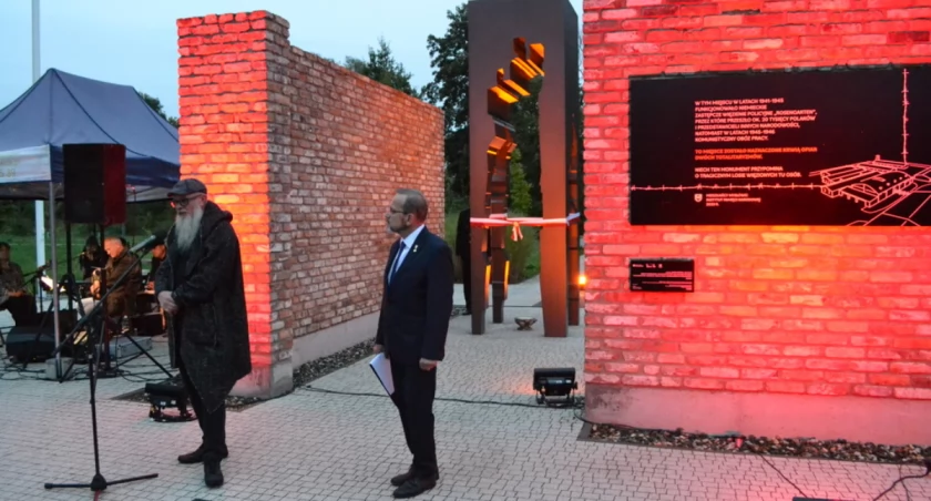 Rzeźba na Promenadzie upamiętnia ofiary obozów