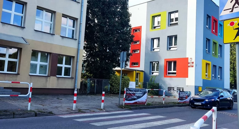 Banery przy przejściu dla pieszych - to nie jest bezpieczne