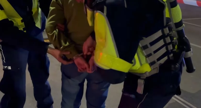 Wszczęła alarm bombowy, za puszczenie wolno zaproponowała policjantom pralinki