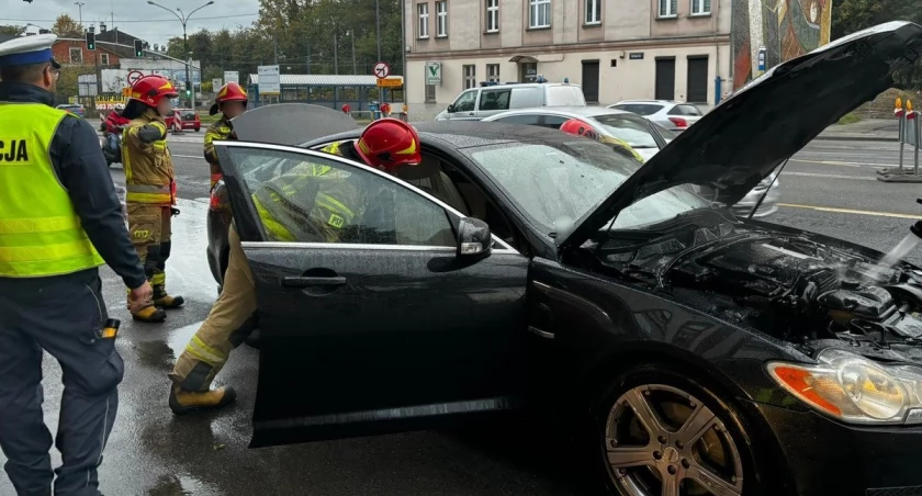 Mieszkance Mysłowic zapalił się samochód. Pomogli policjanci