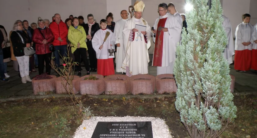 Tablica w miejscu dawnego cmentarza