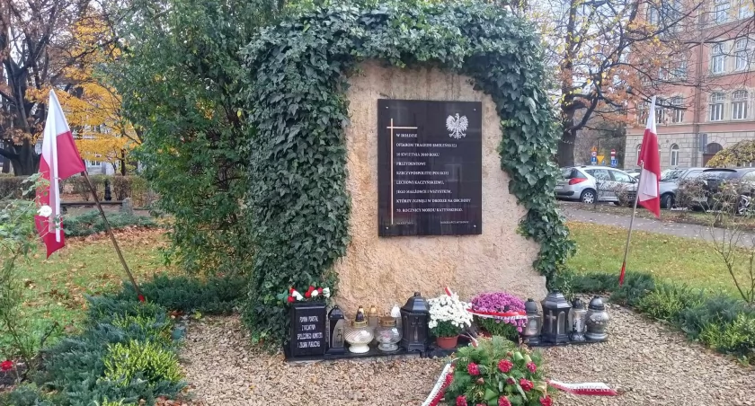 Sprofanowali krzyż na pomniku smoleńskim?