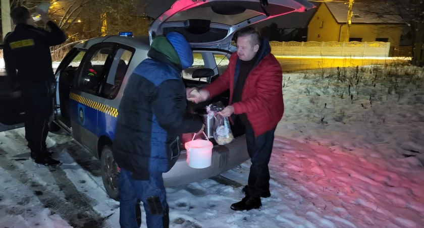 Częstują osoby bezdomne ciepłą zupą