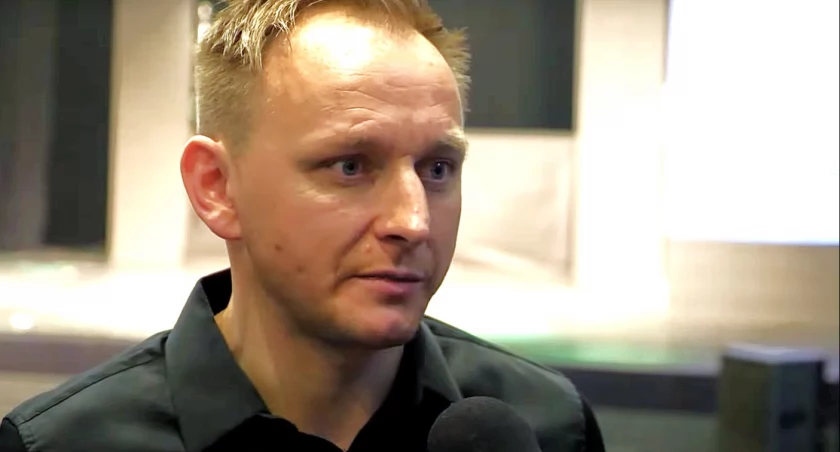 Dyrektor zaprzecza rękoczynom, ale potwierdza użycie nieparlamentarnych słów