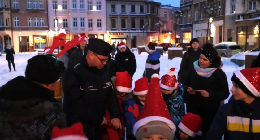 Policyjni Mikołaje odwiedzili dzieci z domów dziecka