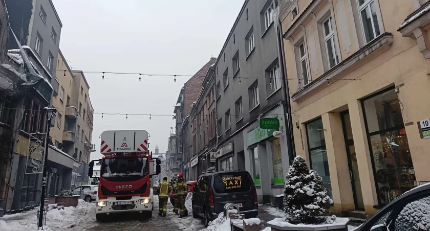Niebezpieczne sople na Grunwaldzkiej. Straż pożarna chciała pomóc, ale nie była w stanie