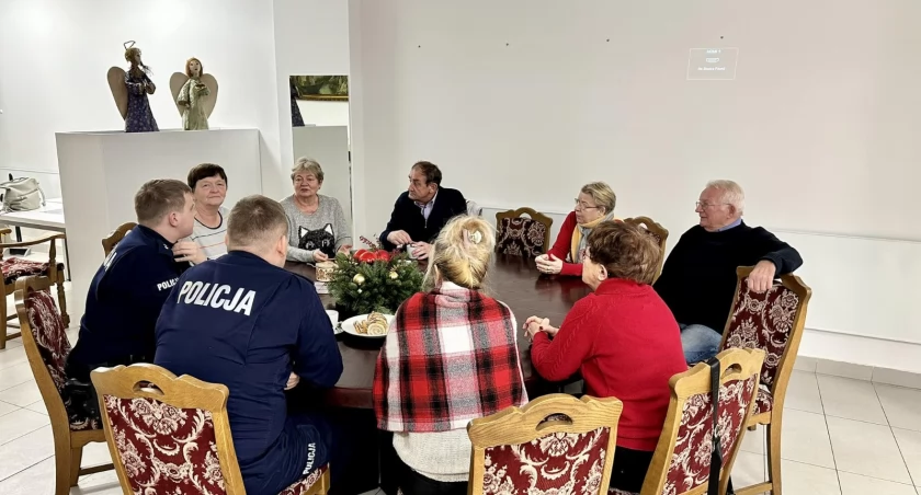 Policjanci rozmawiają z seniorami w trakcie TYGODNIA BEZPIECZEŃSTWA DLA SENIORA