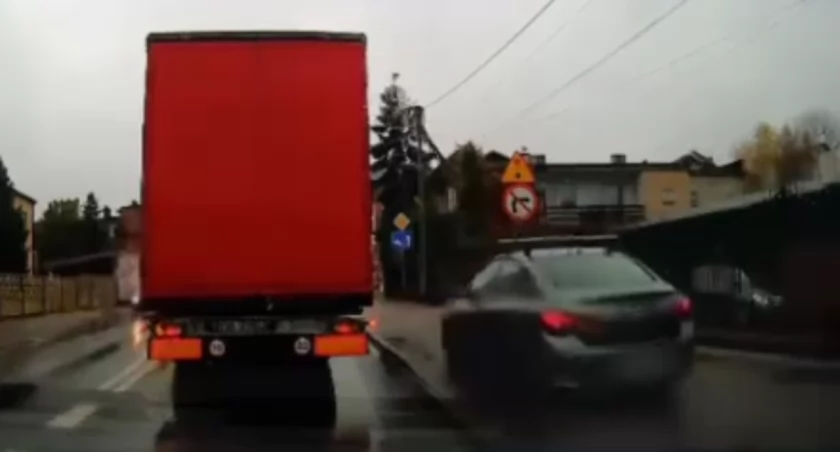 Nie chciał czekać w korku, więc pojechał po chodniku