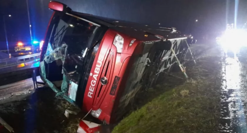 Na A4 autokar wpadł do rowu