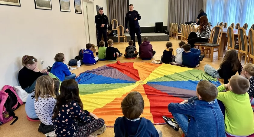 Policjanci edukują dzieci w czasie ferii